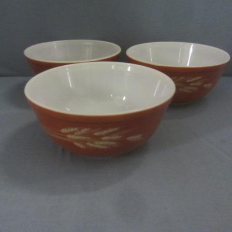 lot 165 image: Pyrex Mixing Bowls