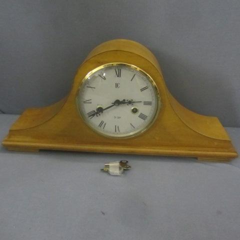 lot 184 image: Vintage Mantle Clock