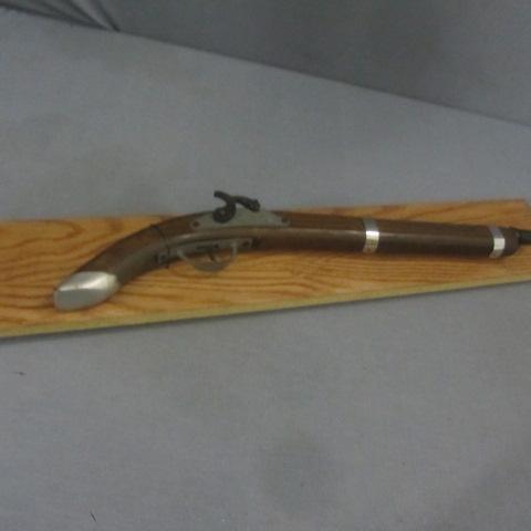 lot 222 image: Parris Cap Gun