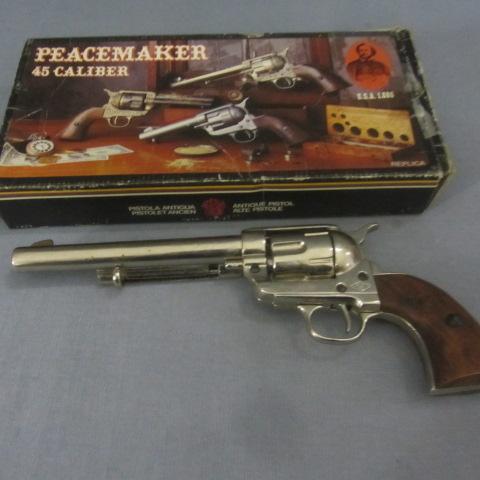 lot 224 image: Colt 45 Replica