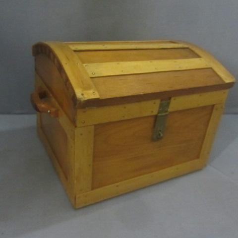 lot 280 image: Dome Trunk