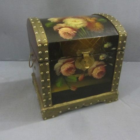 lot 281 image: Wood Chest