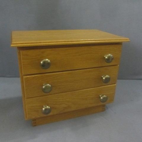lot 282 image: Wood Salesmens Sample Chest