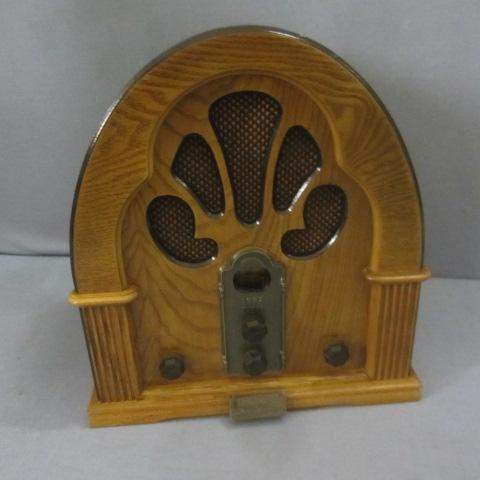 lot 366 image: Thomas Radio