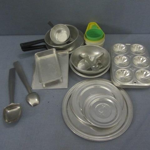 lot 385 image: Childs Baking Set