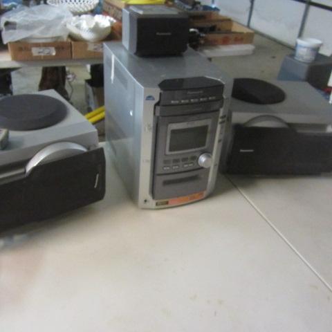 lot 47 image: Panasonic CD Stereo