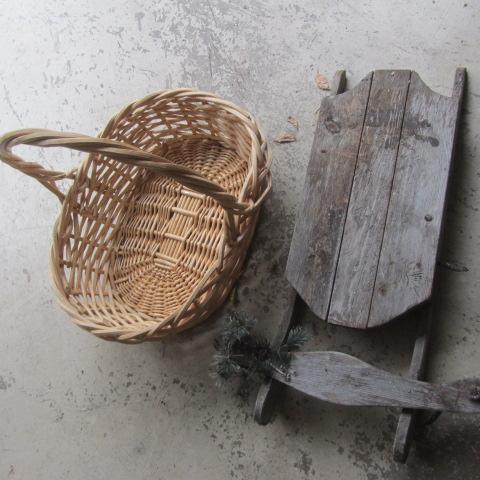 lot 5 image: Wooden Sled & Basket
