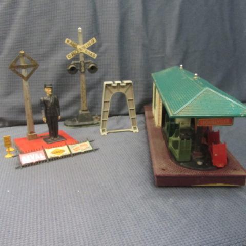 lot 55 image: Lionel Station & Accessories