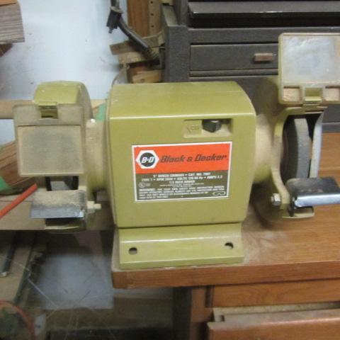 lot 106 image: B&D Bench Grinder