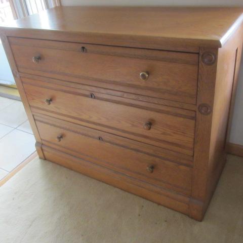lot 13 image: Antique Oak Dresser