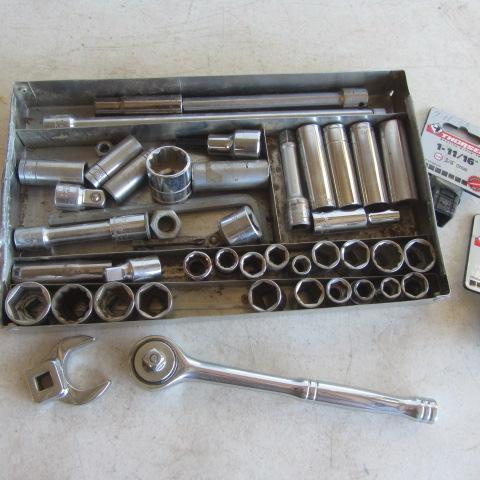 lot 160 image: 38 Sockets & Extensions