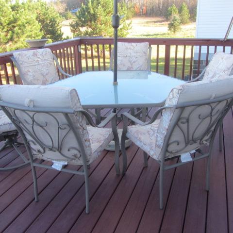 lot 19 image: Patio Set, Table & Chairs