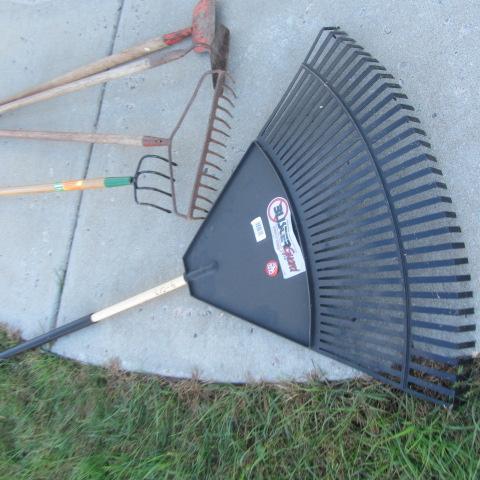 lot 195 image: Rakes, Hoe & Grub Ford