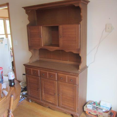 lot 21 image: Vintage Maple Hutch