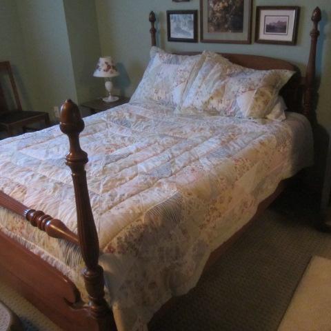 lot 22 image: Maple Acorn Poster Bed