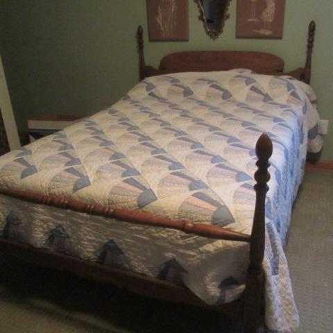lot 23 image: Maple Poster Bed