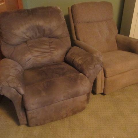 lot 25 image: Pair of Recliners
