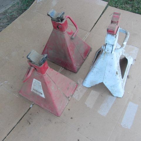 lot 268 image: Jack Stands & Craftsman Vise