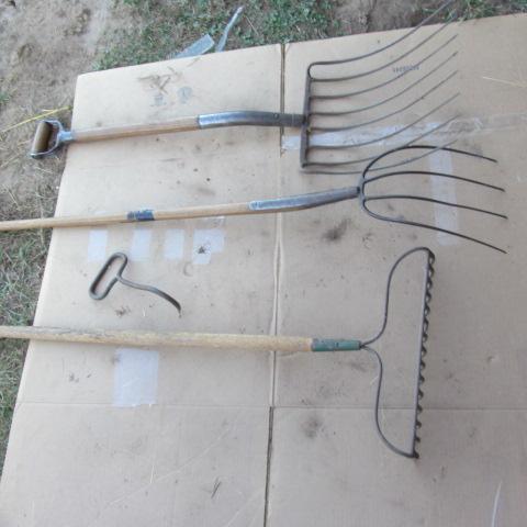lot 271 image: Forks, Rake, Bale Hook