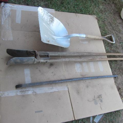 lot 272 image: Post Hole Digger, Shovel, Pry Bar