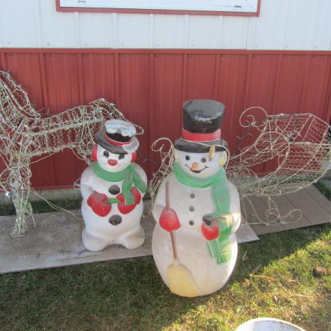 lot 284 image: Snowmen, Horse & Sleigh