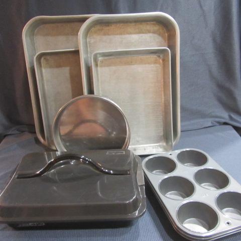 lot 285 image: Baking Pans & Cake Taker