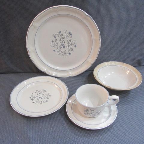 lot 299 image: Covington Dinnerware