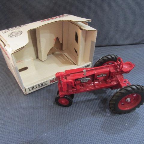 lot 306 image: Farmall F-20 Toy Tractor