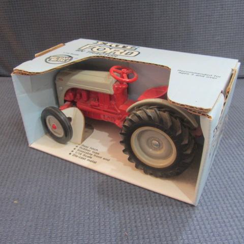 lot 319 image: Ford 8N Toy Tractor