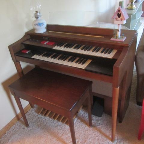 lot 35 image: Thomas Organ & Bench