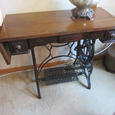 lot 361 image: Roberts Stand Oak Top Table