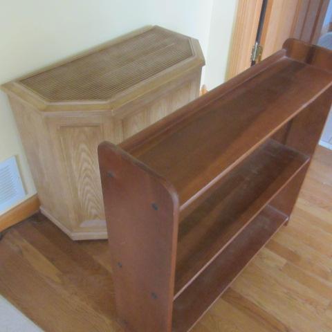 lot 367 image: Humidifier & Book Shelf
