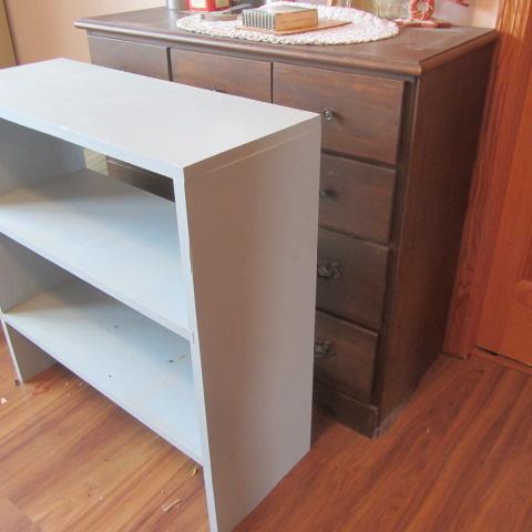 lot 371 image: Wooden Bookcase & Dresser