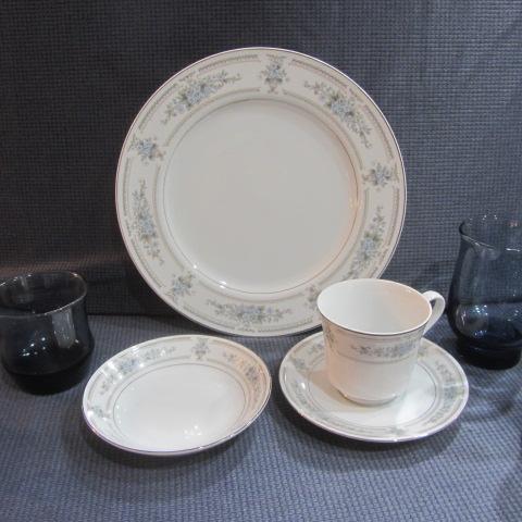 lot 375 image: Fine Porcelain China