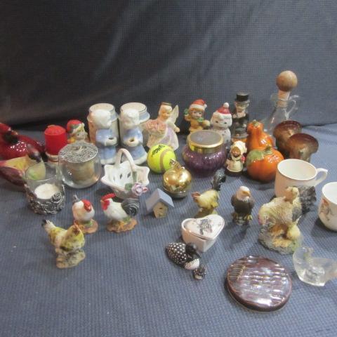 lot 393 image: Knick Knacks