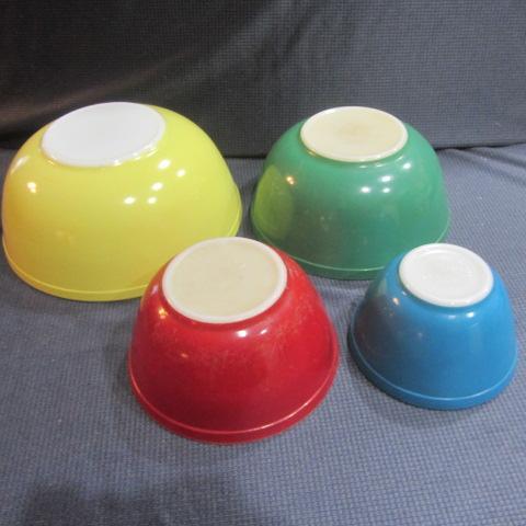 lot 401 image: Pyrex Nesting Bowls