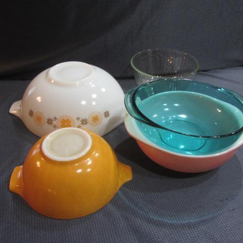 lot 405 image: Pyrex Bowls