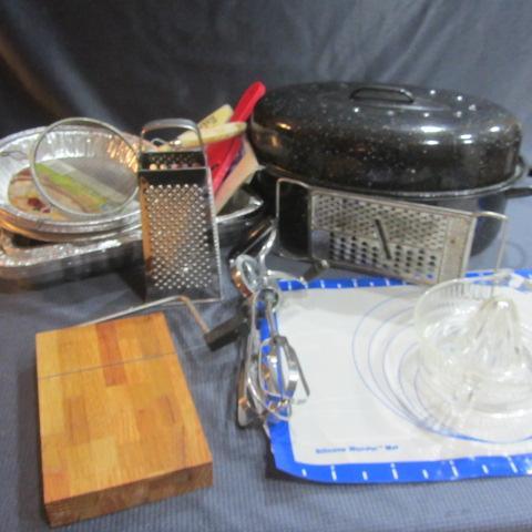 lot 424 image: Roaster, Reamer, Cheese Cutter