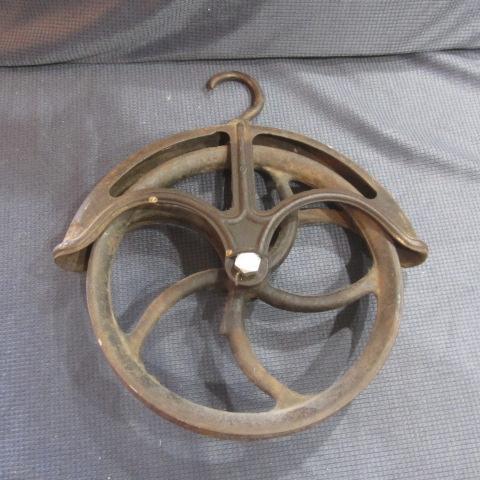 lot 453 image: Antique Well Pulley