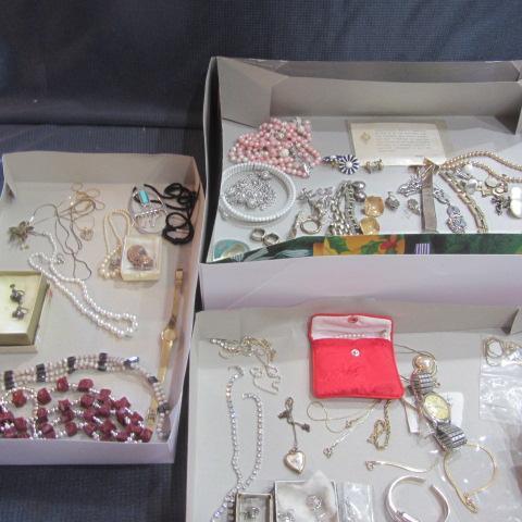 lot 462 image: Ladies Costume Jewelry