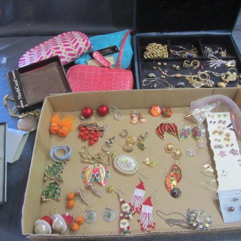 lot 463 image: Ladies Costume Jewelry