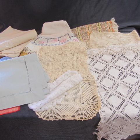 lot 472 image: Table Runners, Doilies, Fancy Work