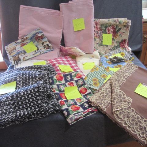 lot 475 image: Tablecloths, Plain & Patterned