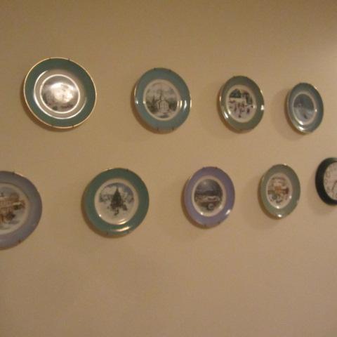 lot 511 image: Avon Christmas Plates