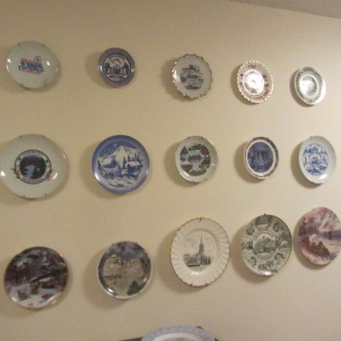 lot 514 image: Souvenir Plates