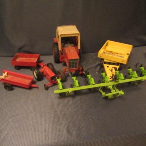 lot 517 image: Intl Tractors, Implements, Tonka