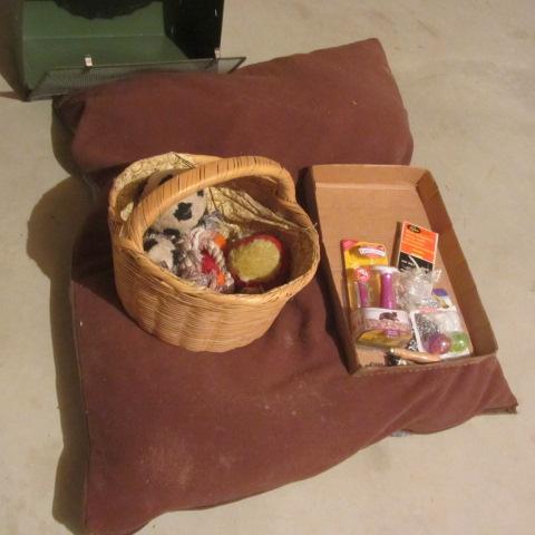 lot 542 image: Pet Car Items