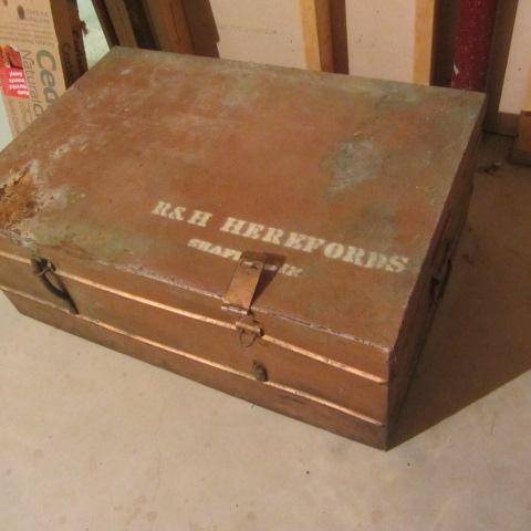 lot 543 image: Metal Trunk