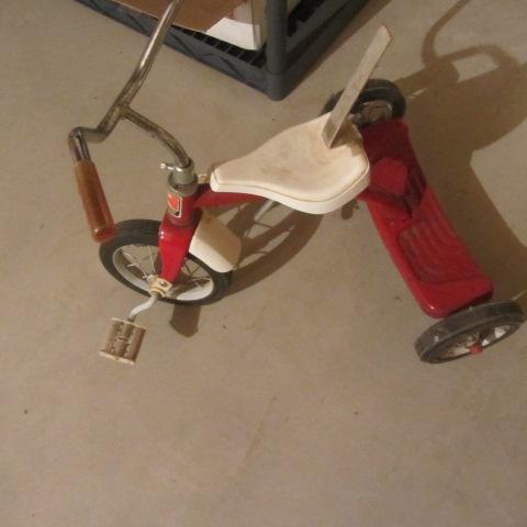 lot 549 image: Roadmaster Childs Tricycle