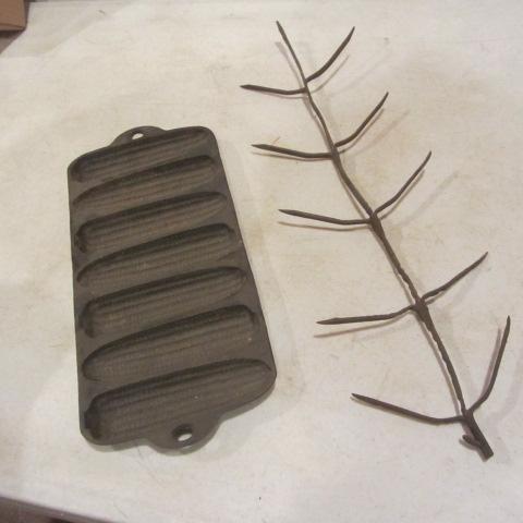 lot 558 image: Cast Wagner Pan, Corn Cob Dryer